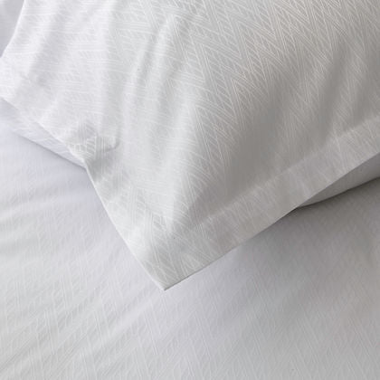 Close-up of Diamonte Jacquard weave – Eterna Collection 285TC long-staple cotton by St. Genève