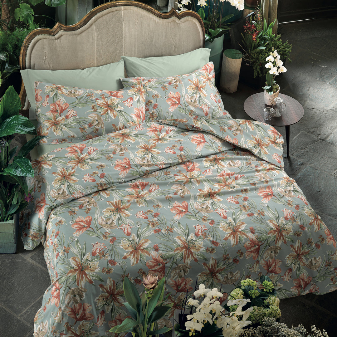 Margot duvet cover and sheet set in 100% long-staple cotton with elegant embroidered detail