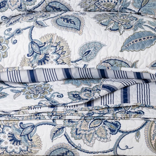 Close-up of Nil reversible quilt set showing navy and white pattern – luxury Canadian bedding