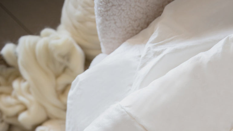 Piatra 100% Pure Merino Wool Duvet by St Genève – Video showing softness, drape and lightweight feel – Hypoallergenic, OEKO-TEX Certified, Summer & Classic Weight